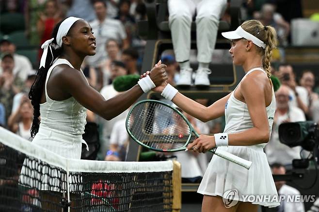 악수하는 고프와 야스트렘스카 [EPA=연합뉴스]