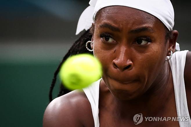 윔블던 1회전 치르는 고프 [AFP=연합뉴스]