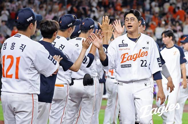 1일 NC전 승리 후 기뻐하는 한화 채은성(22번) [한화 이글스 제공. 재판매 및 DB 금지]