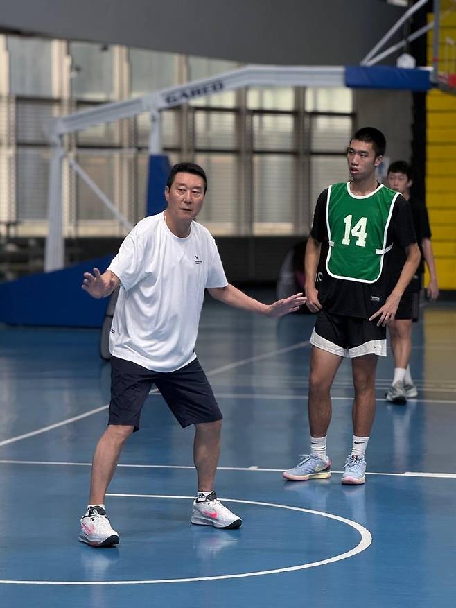 선수들 지도하는 이충희 전 부회장 [모나크 제공. 재판매 및 DB 금지]