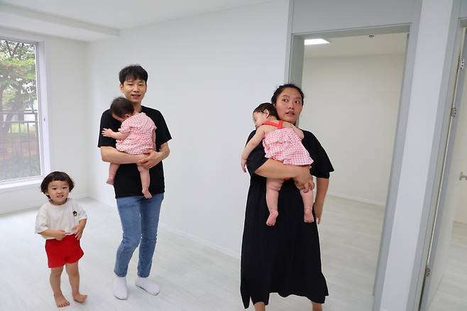 '천원주택 ' 첫 입주 기뻐하는 입주자들 (인천=연합뉴스) 임순석 기자 = 2일 인천 미추홀구 숭의동 한 빌라에서 열린 '천원주택' 입주 행사에서 입주 가족들이 천원주택을 둘러보고 있다. 2025.7.2 soonseok02@yna.co.kr