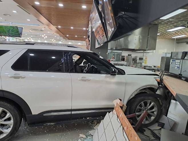 식당가로 돌진한 차량 [강원특별자치도소방본부 제공. 재판매 및 DB 금지]