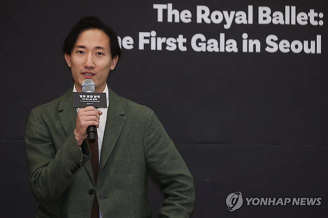 질문에 답하는 전준혁 (서울=연합뉴스) 류효림 기자 = 영구 로열 발레의 퍼스트 솔로이스트 전준혁이 2일 서울 강서구 LG아트센터에서 열린 영국 로열 발레 '더 퍼스트 갈라' 기자간담회에서 인사말을 하고 있다. 2025.7.2 ryousanta@yna.co.kr