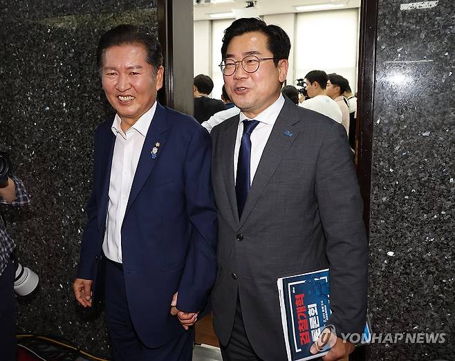손잡고 다니는 정청래·박찬대 당대표 후보 (서울=연합뉴스) 김주성 기자 = 더불어민주당 당대표 후보인 정청래(왼쪽)·박찬대 의원이 2일 서울 여의도 국회에서 열린 검찰개혁토론회에 참석한 뒤 손을 잡고서 나오고 있다. 2025.7.2 utzza@yna.co.kr
