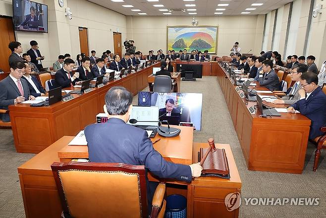 의사봉 두드리는 윤한홍 위원장 (서울=연합뉴스) 김주형 기자 = 30일 국회에서 열린 정무위원회 전체회의에서 국민의힘 소속 윤한홍 위원장이 의사봉을 두드리고 있다. 2025.6.30 kjhpress@yna.co.kr