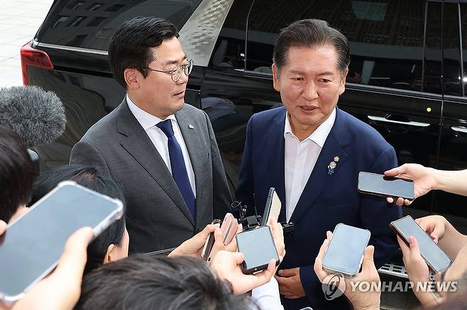 취재진에 둘러싸인 정청래·박찬대 당대표 후보 (서울=연합뉴스) 김주성 기자 = 더불어민주당 당대표 후보인 정청래(오른쪽)·박찬대 의원이 2일 서울 여의도 국회에서 열린 검찰개혁토론회에 참석한 뒤 나와 취재진에 둘러싸여 질문에 답하고 있다. 2025.7.2 utzza@yna.co.kr