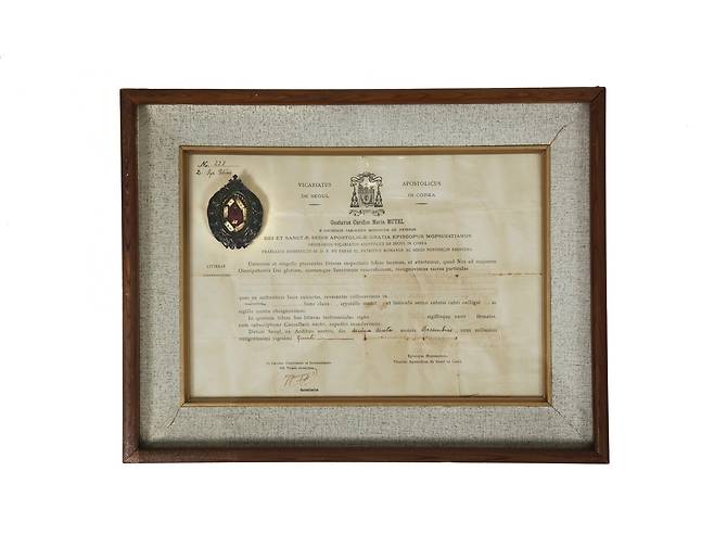 김대건 신부 등의 유해와 증명서 (서울=연합뉴스) 한국천주교주교회의와 한국천주교중앙협의회가 김대건 신부 등의 유해가 담긴 유해함과 증명서라며 공개한 사진. 화면 왼쪽에 있는 것이 유해함이다. 유해함에는 1839년 기해박해 순교자인 성 앵베르 주교, 성 모방 신부, 성 샤스탕 신부의 머리카락과 성 김대건 신부의 발뼈 조각 일부가 담겨 있다고 한국 천주교주교회의와 한국천주교중앙협의회는 설명했다. [한국천주교주교회의 제공. 재판매 및 DB 금지]