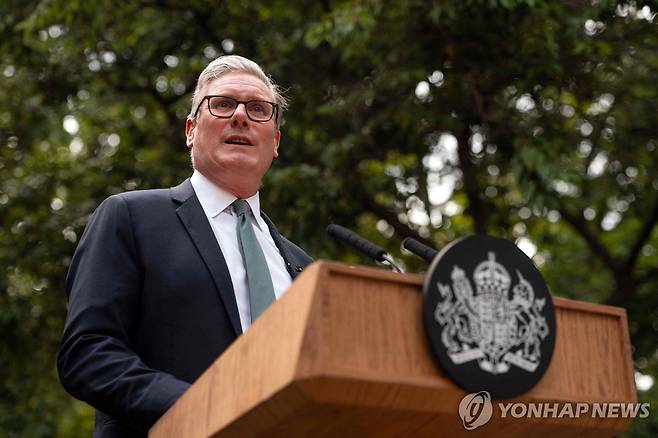 스타머 총리   (런던 AFP=연합뉴스) 키어 스타머 영국 총리가 1일(현지시간) 런던 다우닝가 10번지 총리실 앞에서 공공부문 노동자들에게 연설하고 있다.