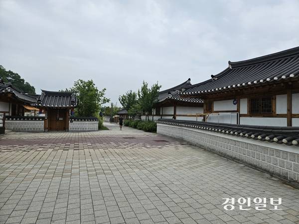 김포아트빌리지를 찾은 한 시민이 한옥의 정취를 느끼며, 마을 길을 따라 걷고 있다.  2025.6.27 김포/김연태기자 kyt@kyeongin.com