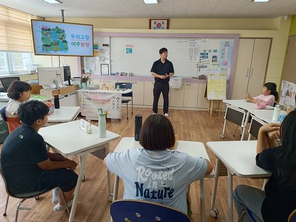 이포초등학교 3~4학년 학생들이 장광호 박물관 전문 해설사의 설명을 들으며 여주 지역 독립운동가들의 활동상에 대해 학습하고 있다. 2025.7.2 /이포초 제공