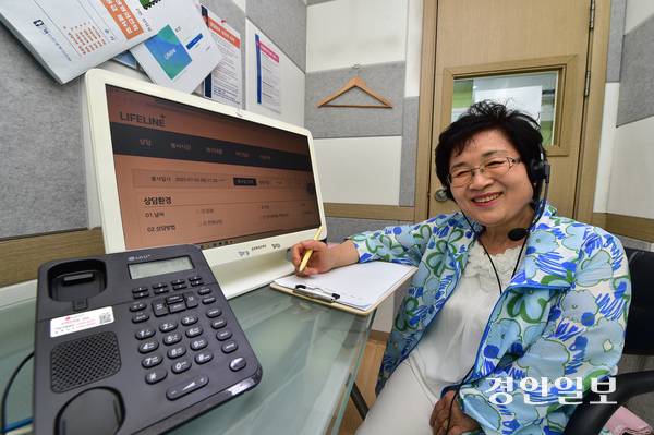 3일 인천 미추홀구 인천생명의전화 전화상담실에서 상담 자원봉사자 김귀선(68)씨가 상담을 진행하고 있다. 올해로 창립 40돌을 맞은 인천생명의전화에서 가장 활발하게 상담 활동에 참여하고 있는 김씨는 “상담 봉사자들을 믿고 말 못할 이야기를 털어놓으면서 고마움을 전하는 이들을 20년 넘게 만나면서 스스로 많은 것을 배웠다”고 했다. 2025.7.3 /조재현기자 jhc@kyeongin.com