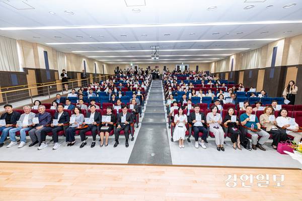 지난 2일 김포교육지원청 아라홀에서 열린 제9기 김포시학부모회장협의회 발대식에서 학부모들이 보다 새로운 실천적 활동을 다짐하고 있다. 2025.7.2 /김포시학부모회장협의회 제공