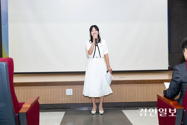 지난 2일 취임한 김민정 제9기 김포시학부모회장협의회 회장이 취임사를 통해 앞으로의 각오를 밝히고 있다. 2025.7.2 /김포시학부모회장협의회 제공