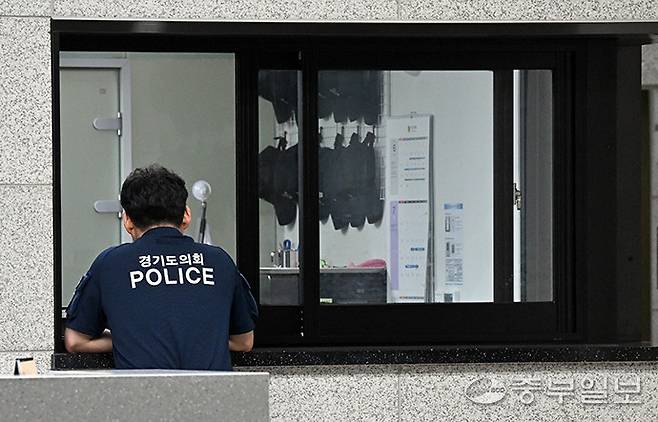 ​지방자치단체 등 중요 시설 경비 업무를 맡는 청원경찰이 경찰공무원에 준하는 업무를 맡지만 직급 부재 및 보수 체계 부실 등 근무 여건이 열악하다는 지적이 나오는 가운데 3일 오후 수원시 영통구 경기도의회에서 청원경찰이 근무를 서고 있다. 김경민기자