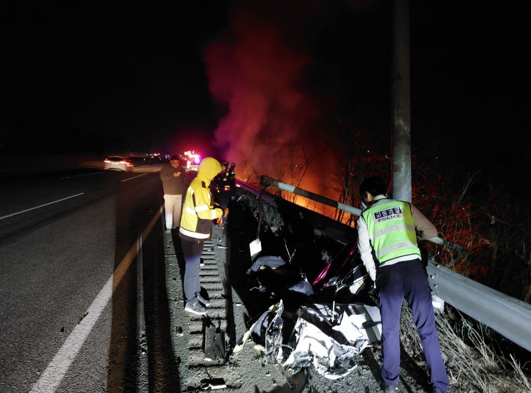지난 3월 27일 오전 화성시 향남읍 서해안고속도로 목포방향 서평택분기점 인근에서 벤츠 승용차가 도로를 이탈해 외국인 4명이 숨진 가운데 경찰 등이 사고 현장을 살펴보고 있다. 사진=경기도소방재난본부