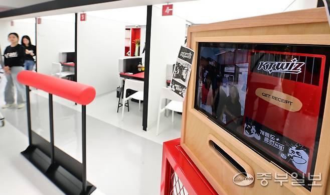 3일 수원시 장안구 'kt wiz 특화매장'에 설치된 식음료 키오스크의 모습. 임채운기자