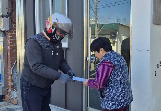 순천시와 협약을 맺은 순천우체국 집배원이 매곡동 위기가구에 복지안내문을 등기배달하고 있다.