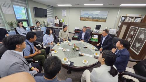 ◇고성군의회 의원연구단체인 고성지역마케팅연구회는 3~4일 이틀 동안 철원군의회, 지역 내 농업, 관광, 도시재생 사례 등을 벤치마킹하는 견학에 나섰다.
