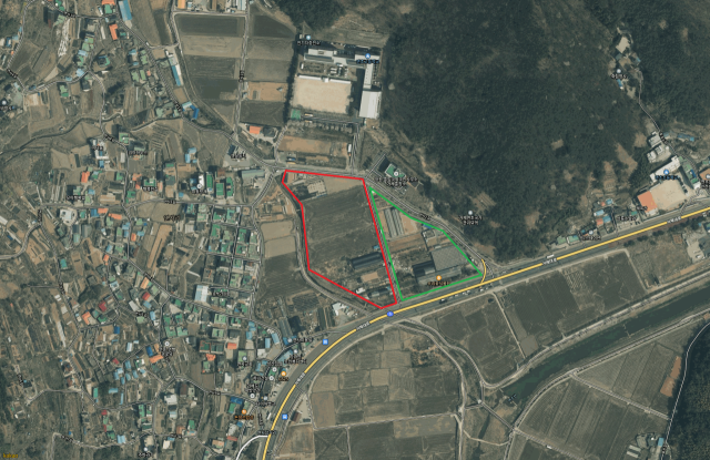 거제경찰서 신축부지선정위원회가 새 청사 입지로 낙점한 연초면 연사리 811번지 일원(붉은색) 1만 7851㎡와 연초면유치추진위원회가 거제소방서 부지로 제안한 연사리 812번지 일원(초록색) 9917㎡. 다음 지도 캡처