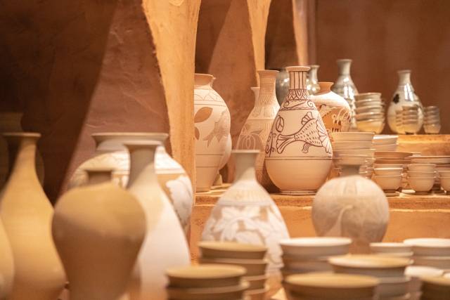 경남 김해분청도자박물관 내에 전시된 작품들. 김해시 제공