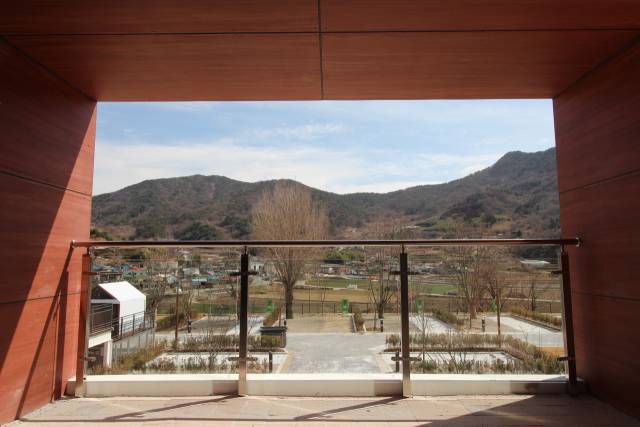 남해 ‘덕신야영장’ 관리동 주출입구 외부풍경.