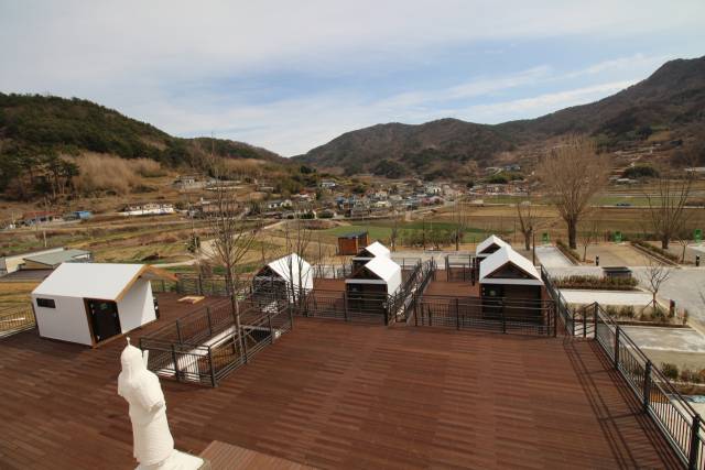 남해 ‘덕신야영장’ 하늘숲데크와 솔막.