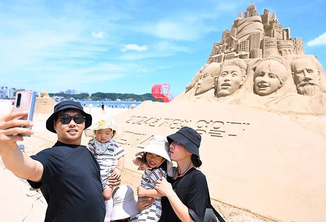 지난해 경북 포항 영일대 해수욕장을 찾은 시민들이 '영일대 샌드페스티벌' 작품을 감상하며 기념사진을 촬영하고 있다.  영남일보 DB
