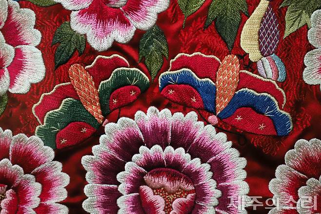 활옷 가운데 부분을 확대한 사진. 수놓은 나비를 확인할 수 있다. ⓒ제주의소리