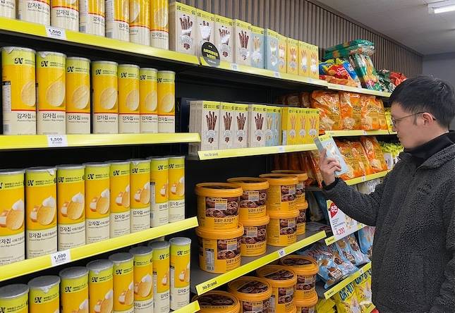 이마트24 매장에 편의점 전용 소용량 상품인 '노브랜드n24' 상품이 진열돼 있다. / 사진=이마트24