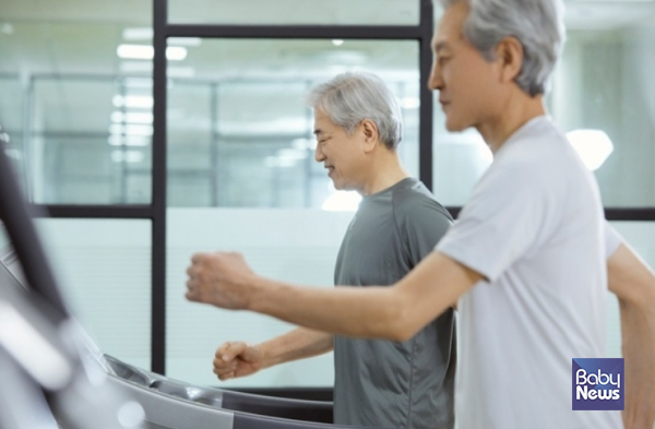 비만 노인의 경우 주당 150분 이상의 적절한 걷기운동을 한 노인이 걷기운동을 하지 않는 노인에 비해 삶의 질 만족도 점수가 2.33배 높았다. ⓒ베이비뉴스