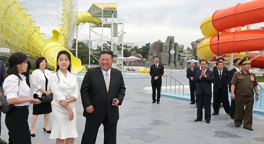 북한 노동당 기관지 노동신문은 지난달 26일 "원산갈마해안관광지구 준공식이 6월 24일에 성대히 진행됐다"고 보도했다. 이날 행사에는 이설주와 딸 주애가 동행했다. 사진=뉴스1(노동신문)