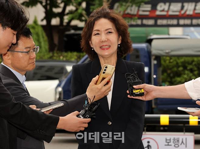 이진숙 교육부 장관 후보자가 지난달 30일 서울 여의도 한국교육시설안전원에 마련된 인사청문회 사무실로 출근하며 취재진의 질의에 답하고 있다. (사진=방인권 기자)