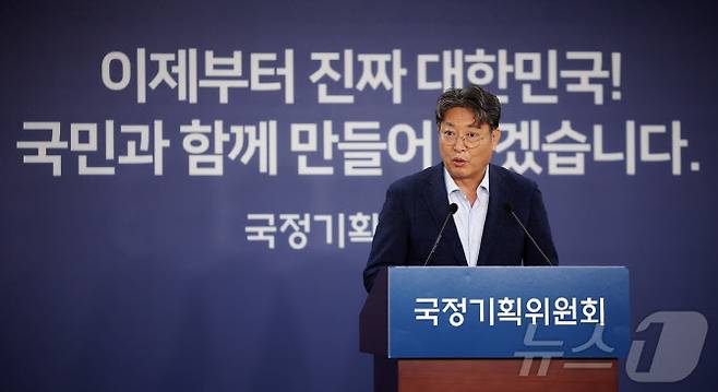 이춘석 국정기획위원회 경제2분과위원장이 6월 25일 오후 서울 종로구 정부서울청사 창성동 별관에서 열린 R&D 예산 등 경제2분과 현안관련 브리핑에서 발언하고 있다. 사진=뉴스1