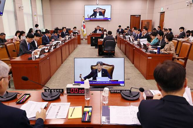 3일 서울 여의도 국회에서 열린 법제사법위원회 전체회의에서 상법 일부개정법률안이 통과되고 있다. 사진=연합뉴스