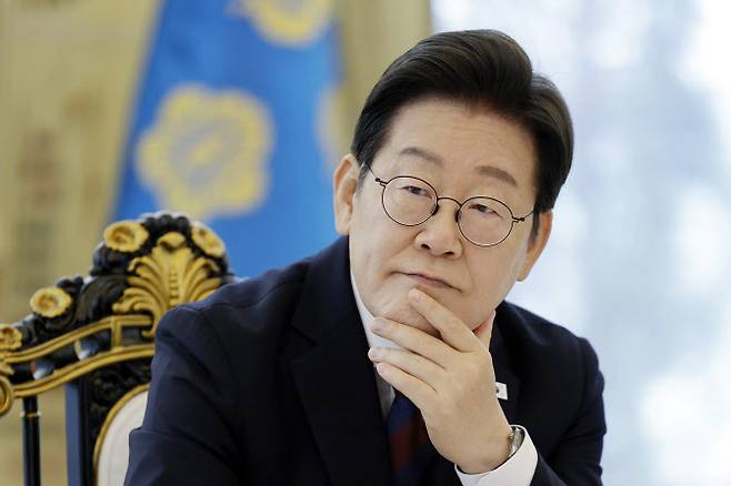 이재명 대통령이 3일 서울 한남동 관저에서 열린 비교섭단체 5당 지도부 오찬 회동에서 참석자의 발언을 듣고 있다. (사진=대통령실통신사진기자단).