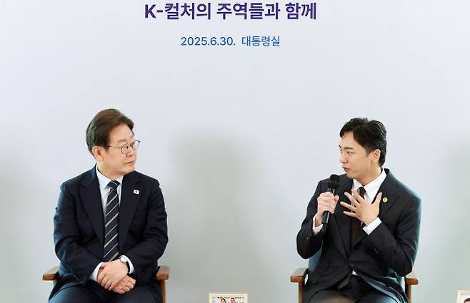 이재명 대통령이 지난 6월 30일 서울 용산 대통령실 파인그라스에서 열린 문화예술계 수상자 간담회에서 토니상 6관왕을 석권한 뮤지컬 ‘어쩌면 해피엔딩’ 박천휴 작가의 발언을 듣고 있다. (사진=대통령실통신사진기자단).