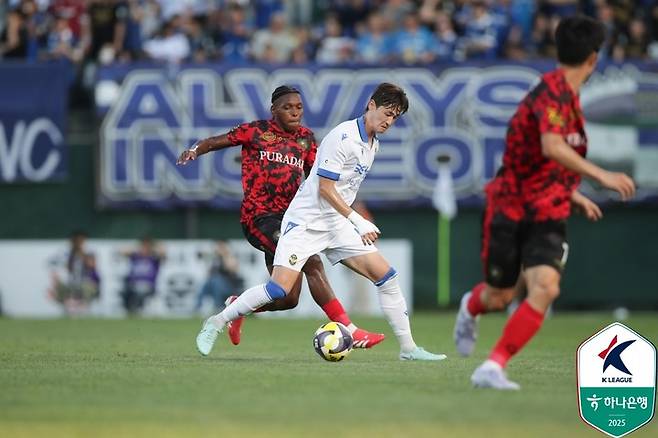 29일 김포솔터축구장에서 열린 김포FC와 경기에서 드리블을 시도하는 인천 유나이티드 문지환