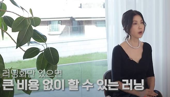 러닝은 체지방 감량과 하체 근력을 강화하는 데 효과적이다. [사진=유튜브 채널 '지금백지연']