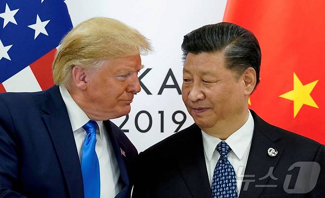 지난 2019년 6월 일본 오사카에서 열린 G20 정상회의에서 만난 도널드 트럼프 미국 대통령과 시진핑 중국 국가주석의 모습 ⓒ 로이터=뉴스1 ⓒ News1 류정민 특파원