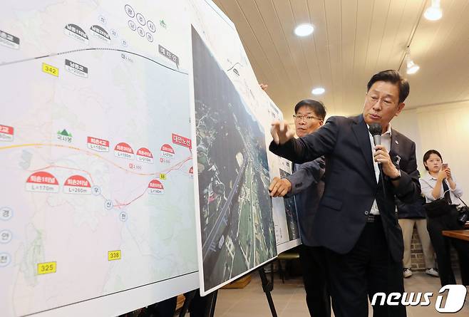 전진선 양평군수가 2023년 7월 14일 오전 경기도 양평군 양서면 대아교회에서 열린 국민의힘·양서면 이장협의회 간담회에서 서울양평 고속도로 노선도를 설명하고 있다. . 2023.7.14./뉴스1 ⓒ News1 박세연 기자