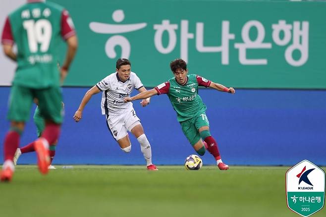 Hwang Sun -hong gave a strong trust in Yoon Do -young, who starts a new challenge in England. (Korea Professional Football Federation Provided)