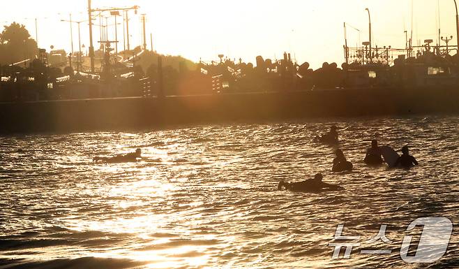 제주시 이호해수욕장에서 시민들이 서핑을 즐기고 있다. 2024.8.28/뉴스1 ⓒ News1 오현지 기자