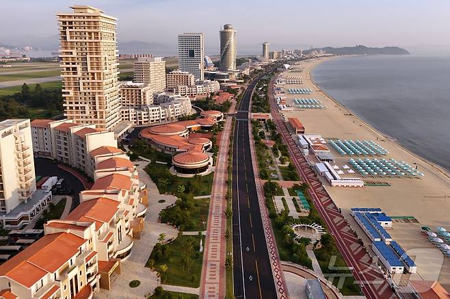 (평양 노동신문=뉴스1) = 북한 노동당 기관지 노동신문은 26일 "세계를 앞서나가려는 우리 인민의 애국적 열정을 배가해주는 긍지스럽고 고무적인 창조물인 원산 갈마해안관광지구 준공식이 6월 24일에 성대히 진행됐다"라고 보도했다. [국내에서만 사용가능. 재배포 금지. DB 금지. For Use Only in the Republic of Korea. Redistribution Prohibited] rodongphoto@news1.kr