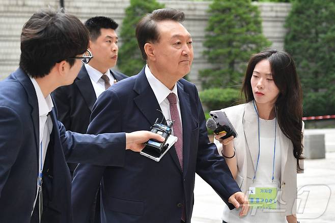 윤석열 전 대통령이 3일 서울 서초구 서울중앙지방법원에서 열린 우두머리 혐의·직권남용 권리행사 방해 혐의 사건 9차 공판에 출석하고 있다. 2025.7.3/뉴스1 ⓒ News1 사진공동취재단