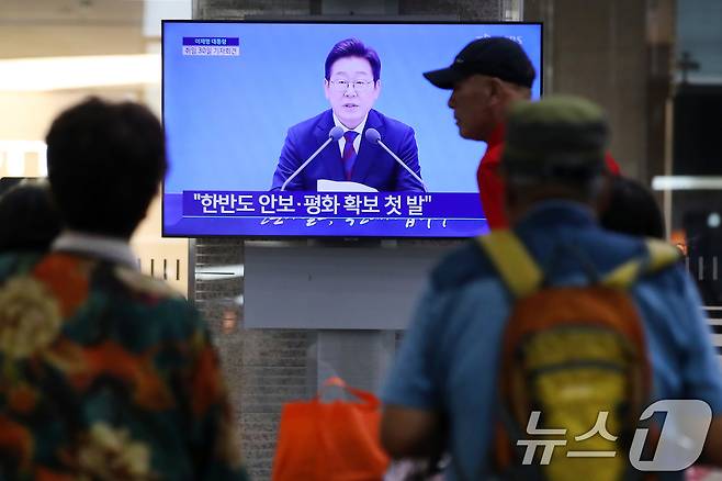 3일 오전 대구 북구 대구역 대합실에서 시민들이 텔레비전을 통해 '이재명 대통령 취임 30일' 기자회견을 시청하고 있다. 2025.7.3/뉴스1 ⓒ News1 공정식 기자