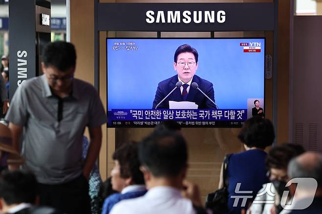 3일 오전 서울역 대합실에서 시민들이 이재명 대통령 ‘취임 한달’ 기자회견 생중계 영상을 시청하고 있다. 2025.7.3/뉴스1 ⓒ News1 구윤성 기자