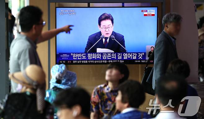 3일 오전 서울역 대합실에서 시민들이 이재명 대통령 ‘취임 한달’ 기자회견 생중계 영상을 시청하고 있다. 2025.7.3/뉴스1 ⓒ News1 구윤성 기자