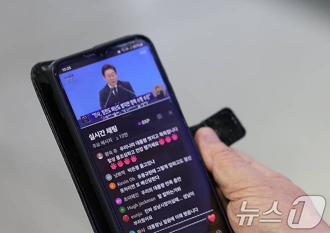 3일 오전 광주 서구 유스퀘어 광주종합버스터미널에서 시민들이 이재명 대통령의 기자회견 생중계를 시청하고 있다. 2025.7.3/뉴스1 ⓒ News1 박지현 기자