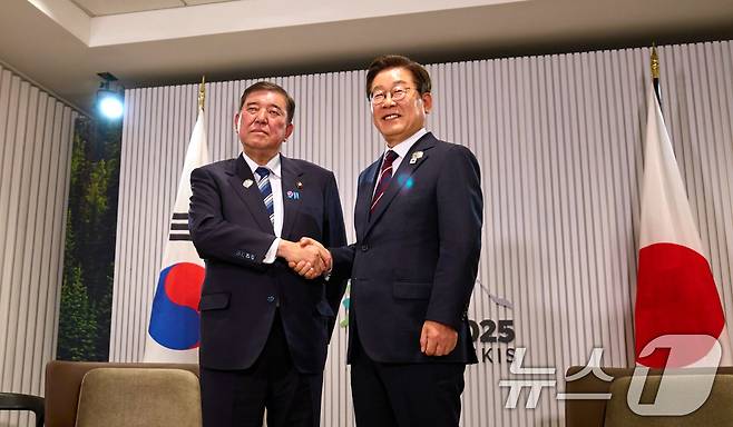 이재명 대통령이 지난달 17일(현지시간) 캐나다 앨버타주 캐내내스키스 주요 7개국(G7) 정상회의장에서 이시바 시게루 일본 총리와 한·일 정상회담을 하고 있다. (대통령실 제공. 재판매 및 DB 금지) 2025.6.19/뉴스1 ⓒ News1 박지혜 기자