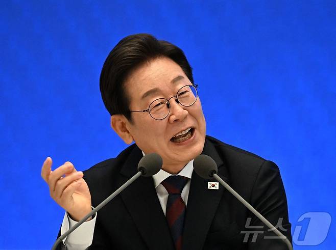 이재명 대통령이 3일 청와대 영빈관에서 열린 ‘대통령의 30일, 언론이 묻고 국민에게 답하다’ 기자회견에서 발언하고 있다. ⓒ AFP=뉴스1 ⓒ News1 송원영 기자